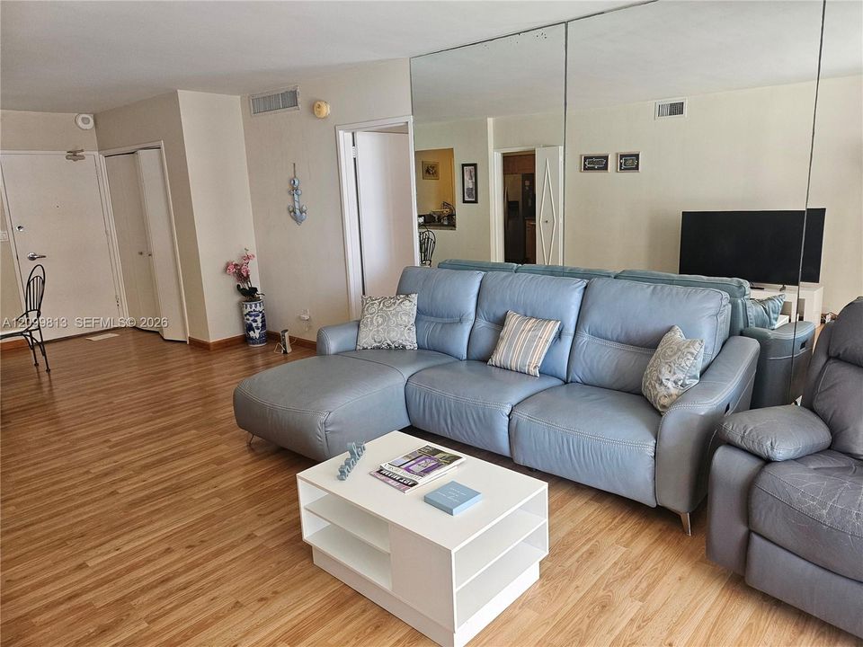В аренду: $4,500 (2 спален, 2 ванн, 1030 Квадратных фут)