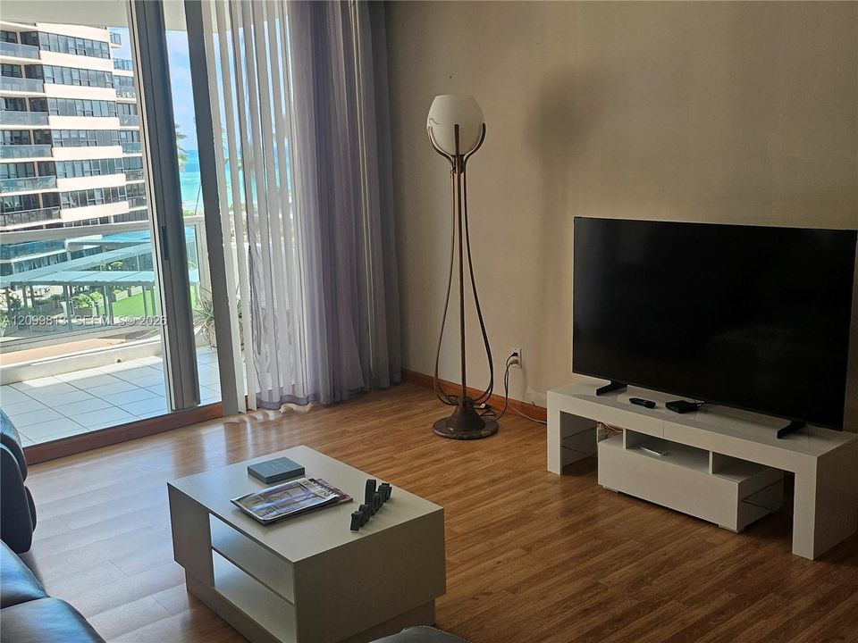 В аренду: $4,500 (2 спален, 2 ванн, 1030 Квадратных фут)