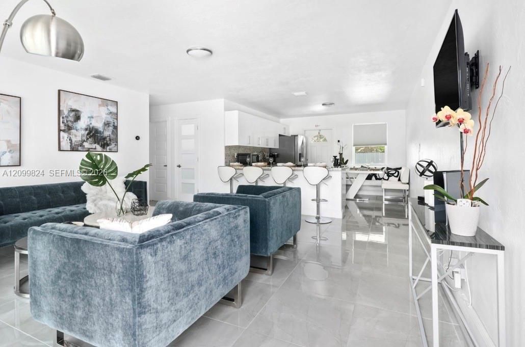 En Venta: $549,999 (3 camas, 2 baños, 1176 Pies cuadrados)