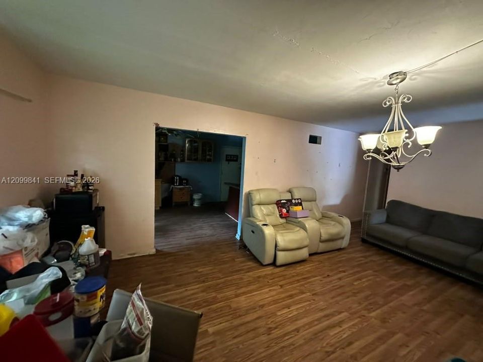 На продажу: $349,999 (2 спален, 1 ванн, 1228 Квадратных фут)