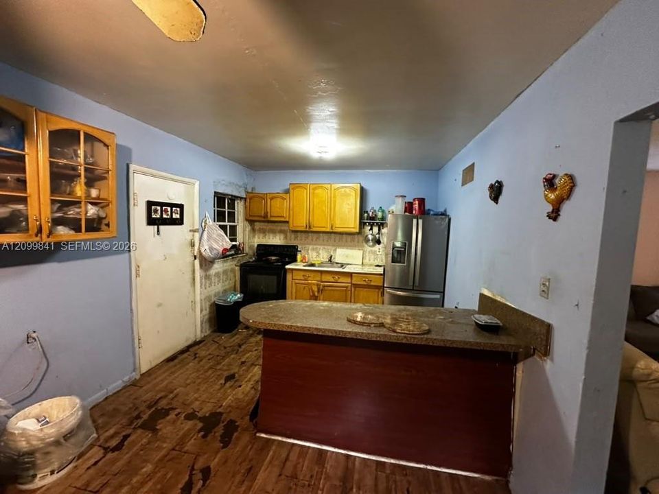 На продажу: $349,999 (2 спален, 1 ванн, 1228 Квадратных фут)