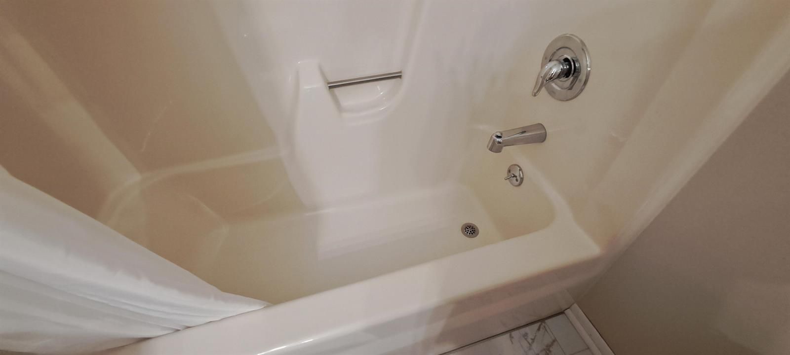 41vista207_bath 2_tub