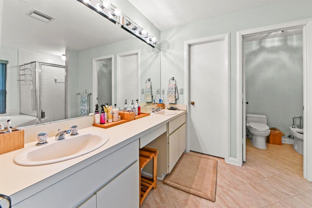 24 Bathroom 01