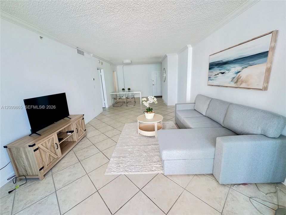 В аренду: $3,200 (1 спален, 1 ванн, 835 Квадратных фут)