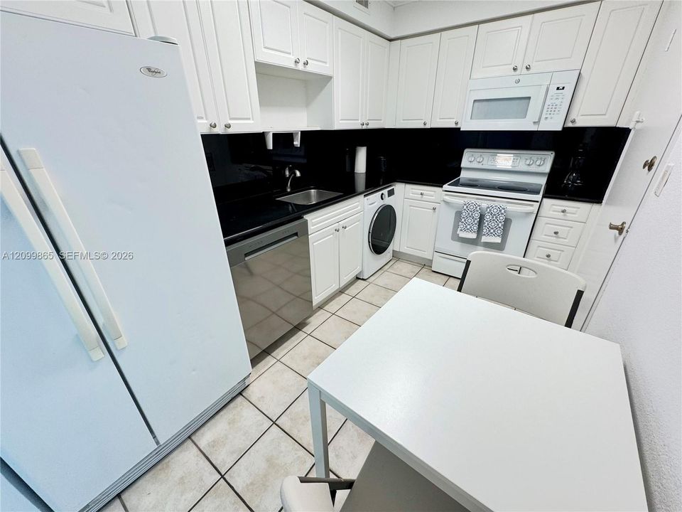 В аренду: $3,200 (1 спален, 1 ванн, 835 Квадратных фут)