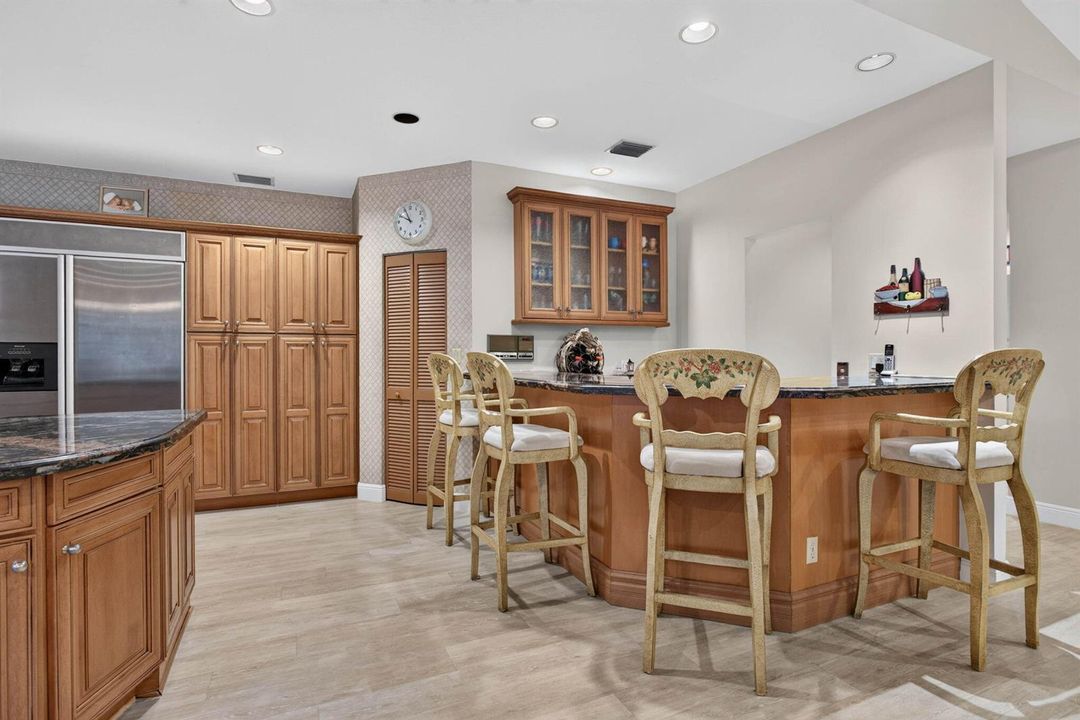Kitchen & Bar