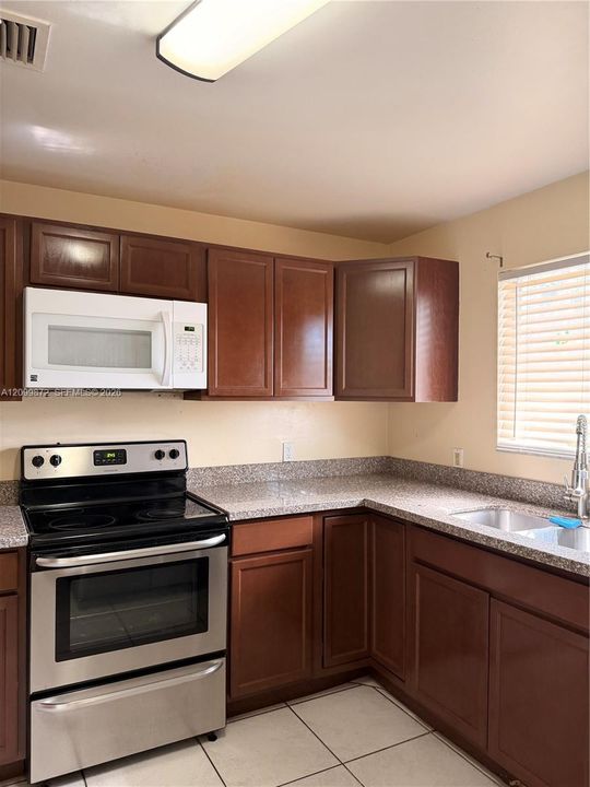 For Sale: $319,000 (2 beds, 2 baths, 1320 Square Feet)