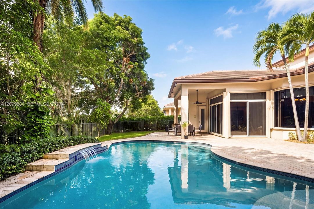 На продажу: $1,899,900 (6 спален, 5 ванн, 4340 Квадратных фут)