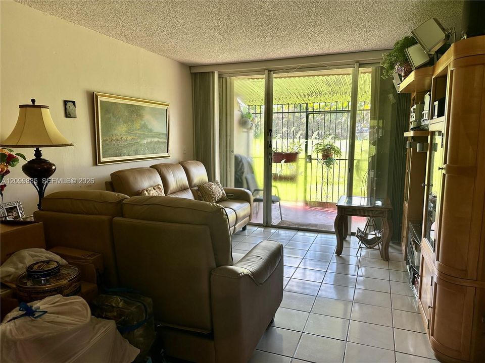 For Sale: $260,000 (2 beds, 2 baths, 1074 Square Feet)