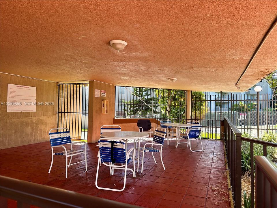 For Sale: $260,000 (2 beds, 2 baths, 1074 Square Feet)