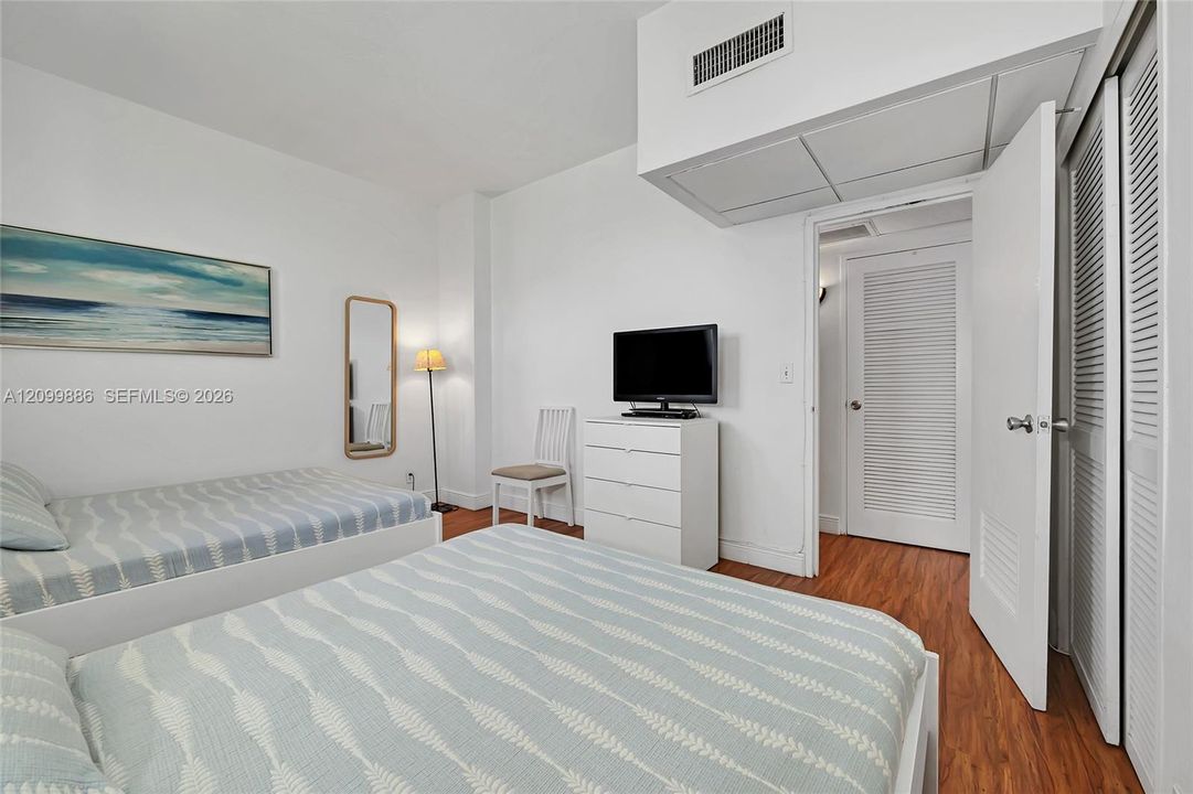 For Sale: $450,000 (1 beds, 1 baths, 812 Square Feet)