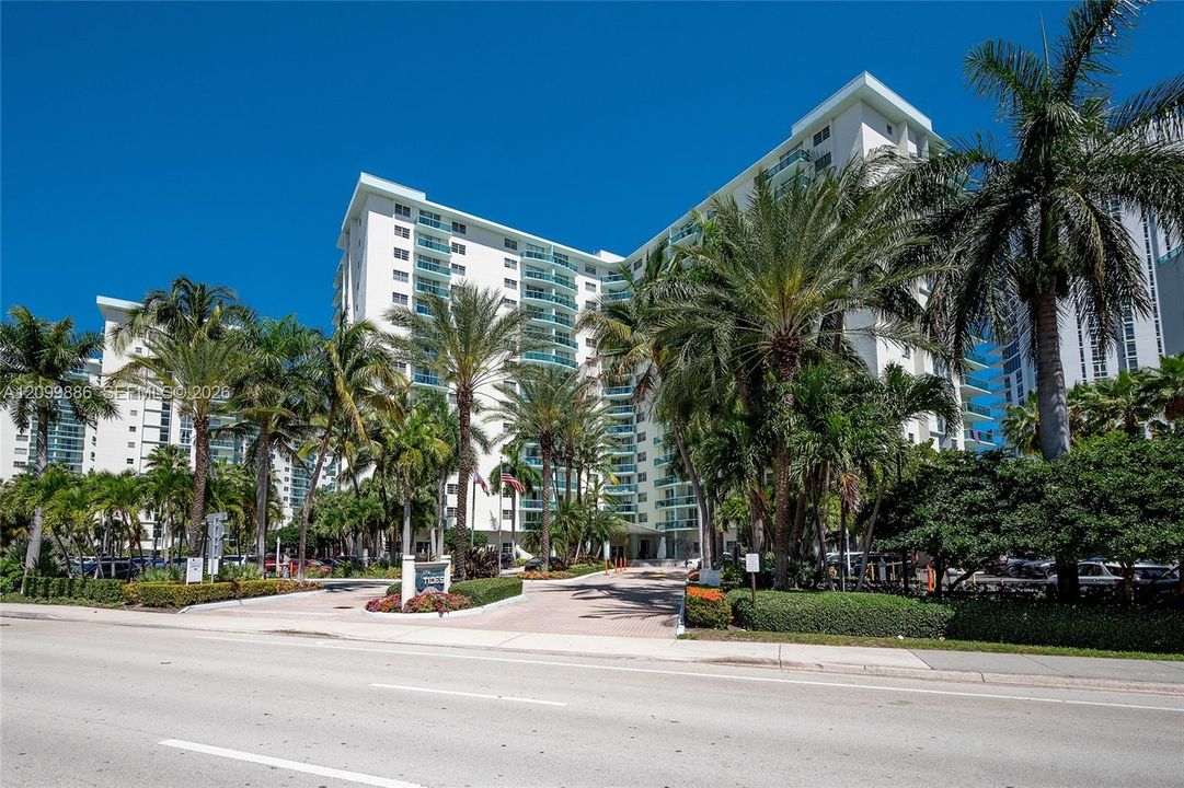 For Sale: $450,000 (1 beds, 1 baths, 812 Square Feet)