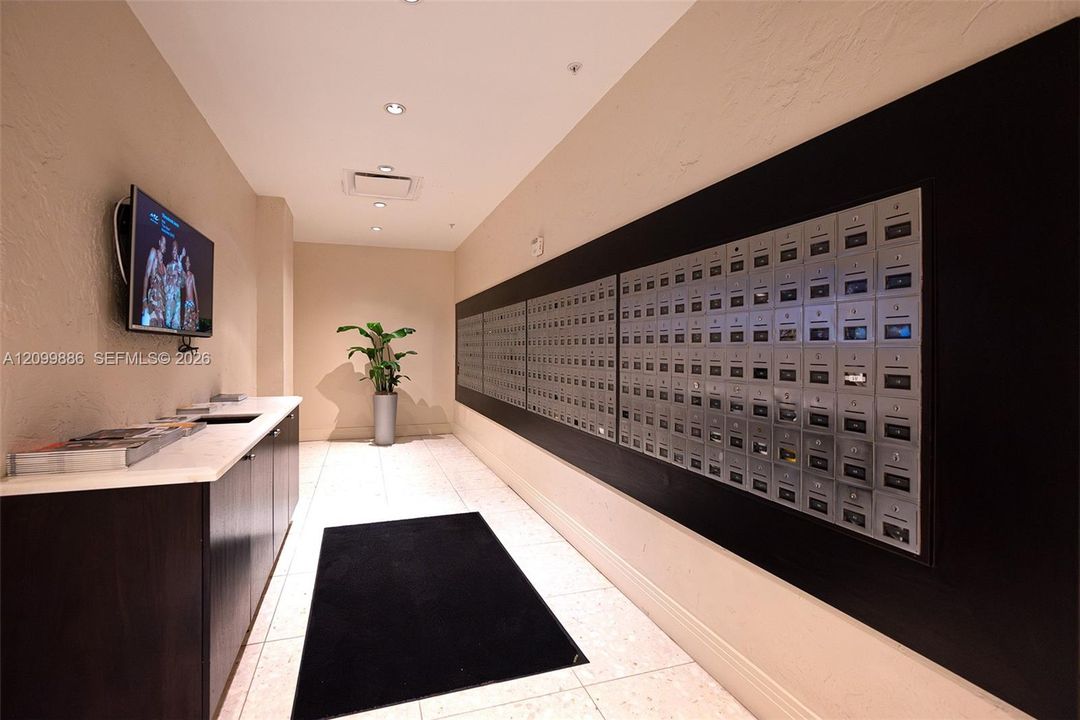 For Sale: $450,000 (1 beds, 1 baths, 812 Square Feet)