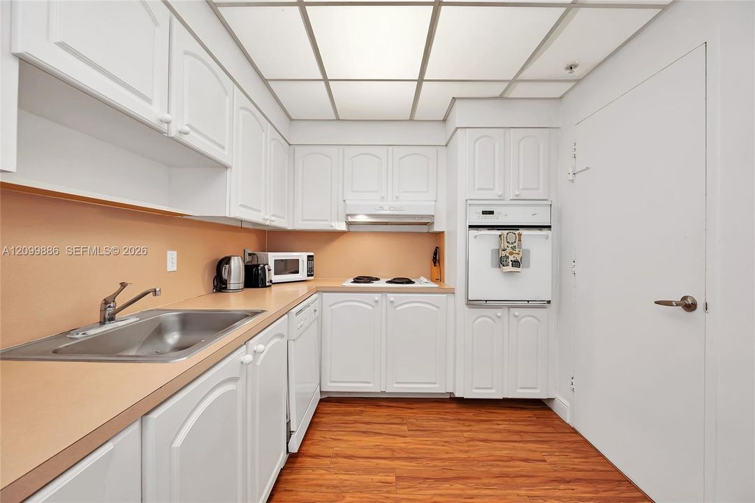 For Sale: $450,000 (1 beds, 1 baths, 812 Square Feet)