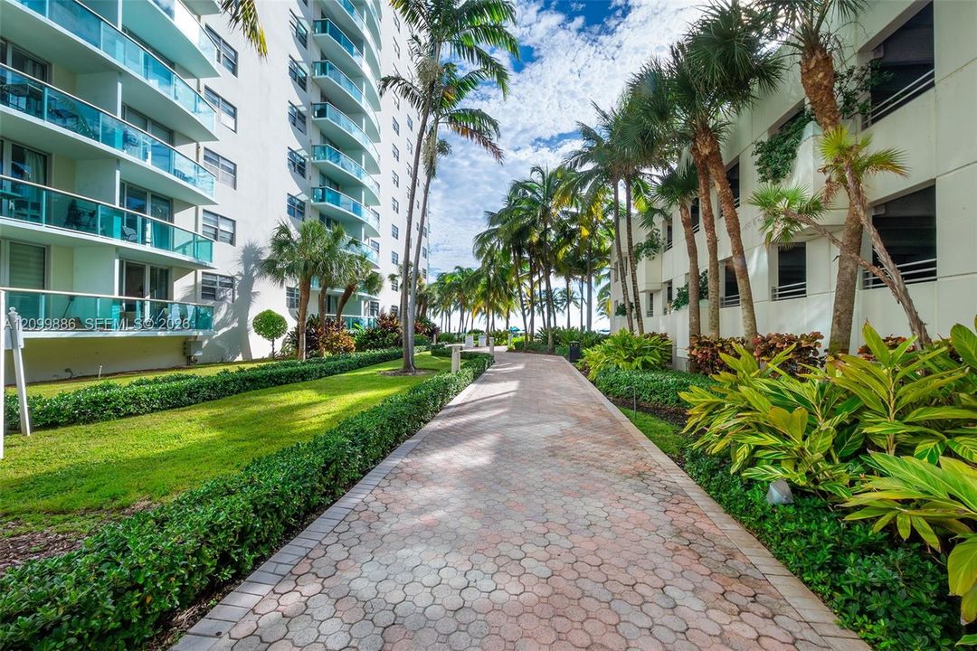 For Sale: $450,000 (1 beds, 1 baths, 812 Square Feet)