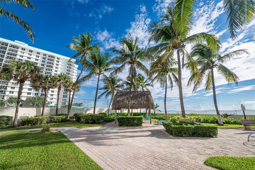 For Sale: $450,000 (1 beds, 1 baths, 812 Square Feet)
