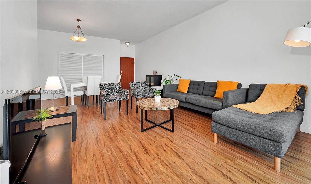 For Sale: $450,000 (1 beds, 1 baths, 812 Square Feet)