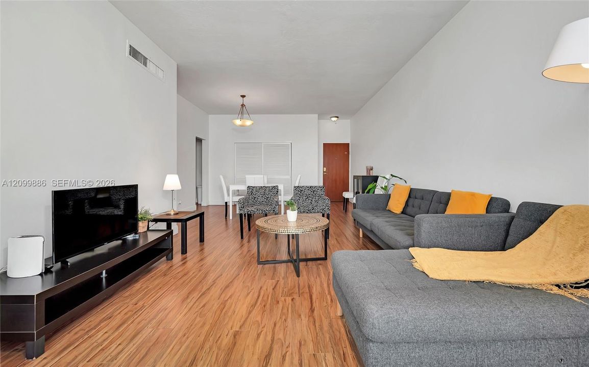 For Sale: $450,000 (1 beds, 1 baths, 812 Square Feet)