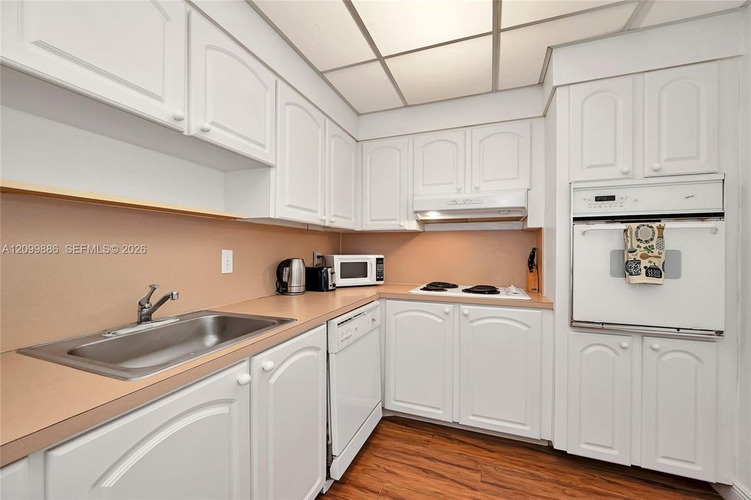 For Sale: $450,000 (1 beds, 1 baths, 812 Square Feet)