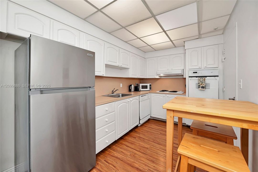 For Sale: $450,000 (1 beds, 1 baths, 812 Square Feet)