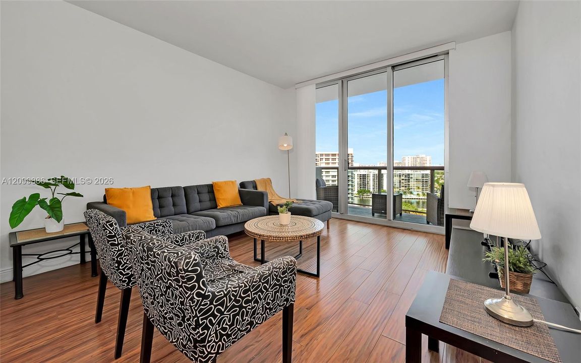 For Sale: $450,000 (1 beds, 1 baths, 812 Square Feet)