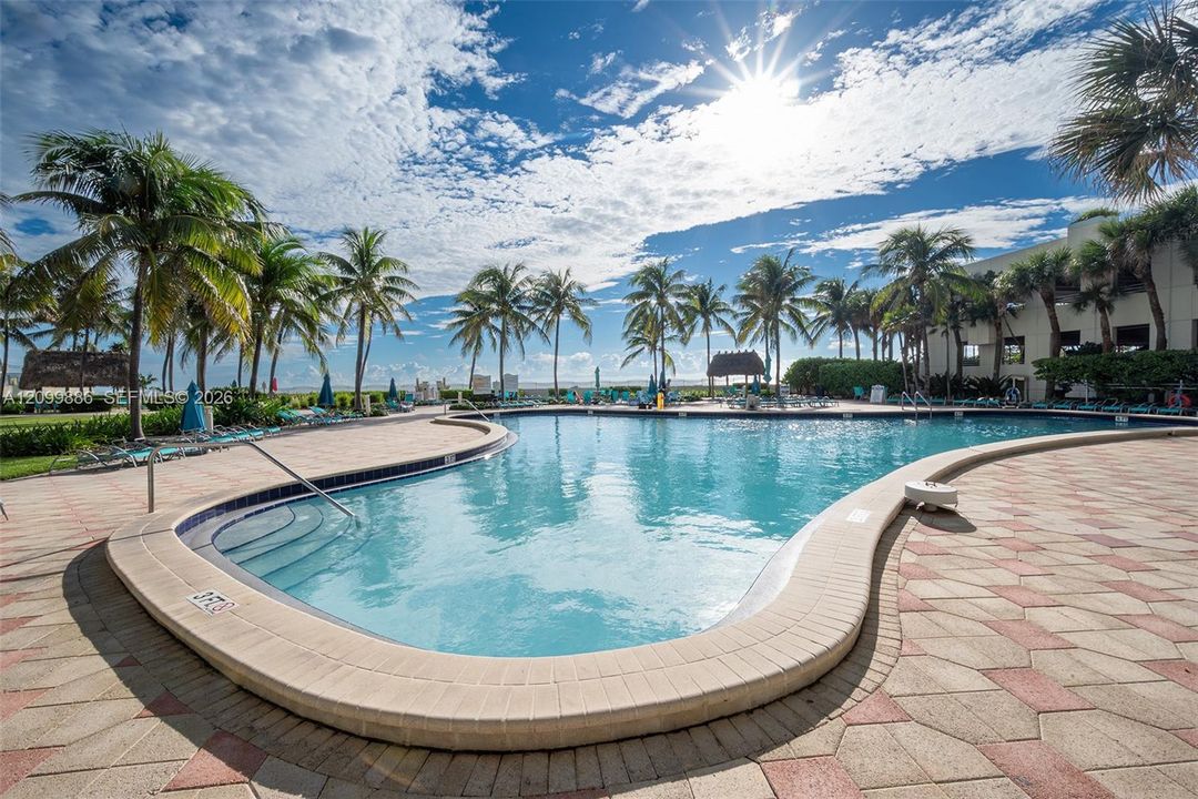 For Sale: $450,000 (1 beds, 1 baths, 812 Square Feet)