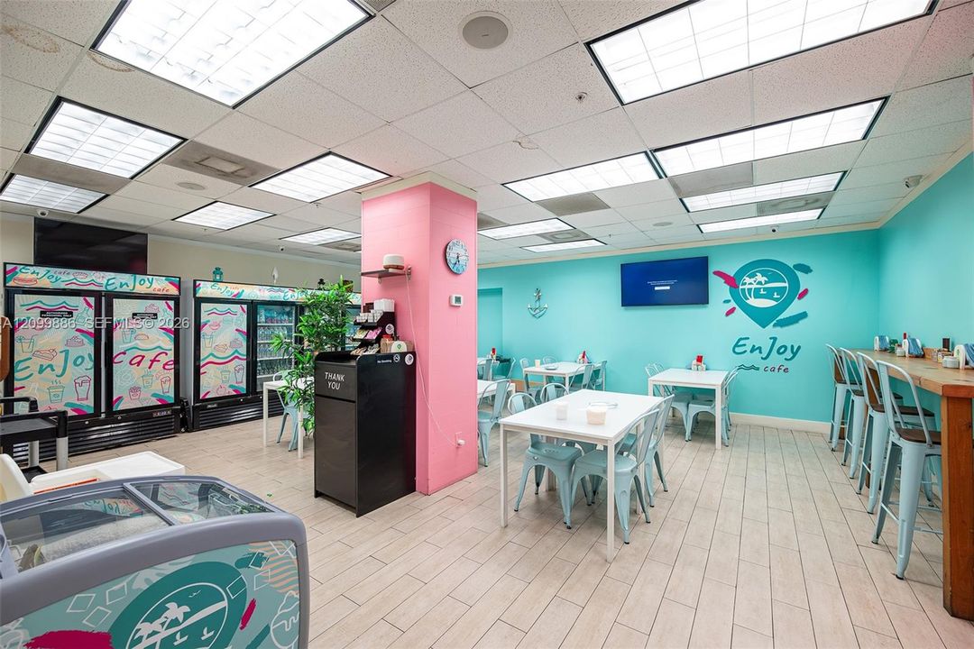 For Sale: $450,000 (1 beds, 1 baths, 812 Square Feet)