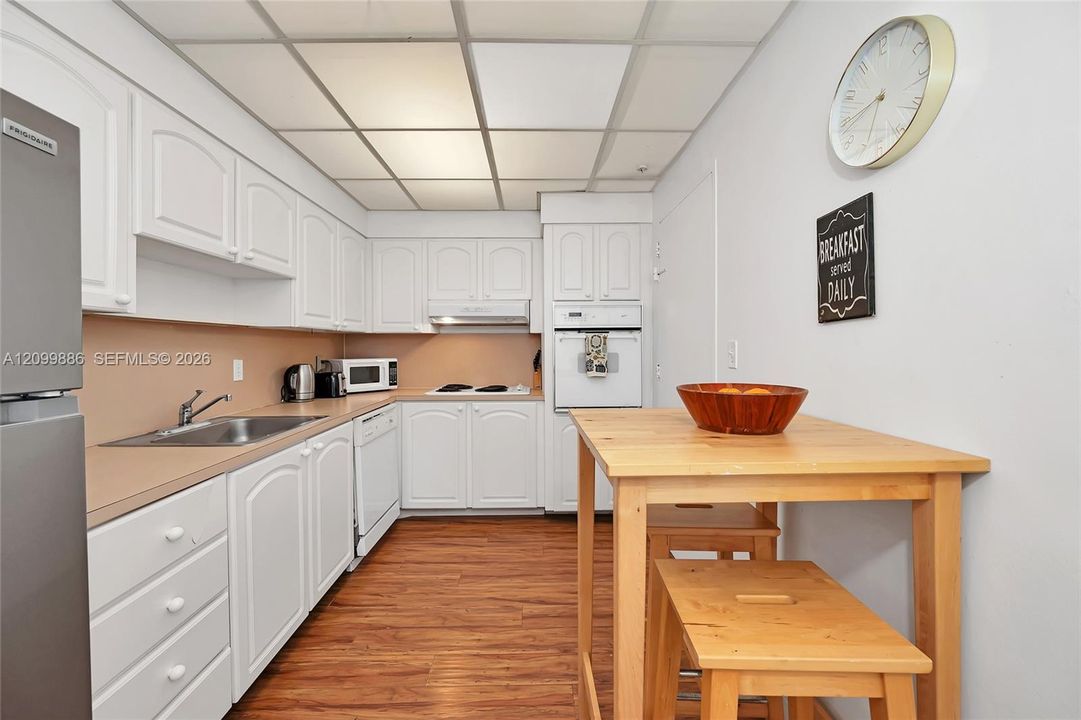 For Sale: $450,000 (1 beds, 1 baths, 812 Square Feet)