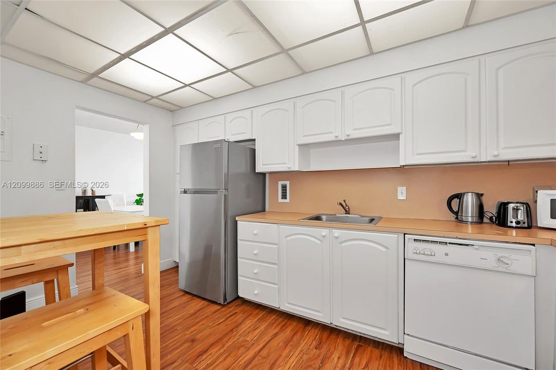 For Sale: $450,000 (1 beds, 1 baths, 812 Square Feet)