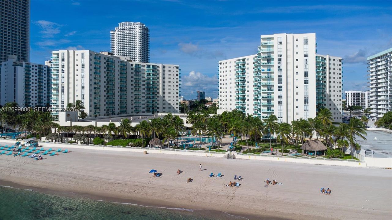 For Sale: $450,000 (1 beds, 1 baths, 812 Square Feet)