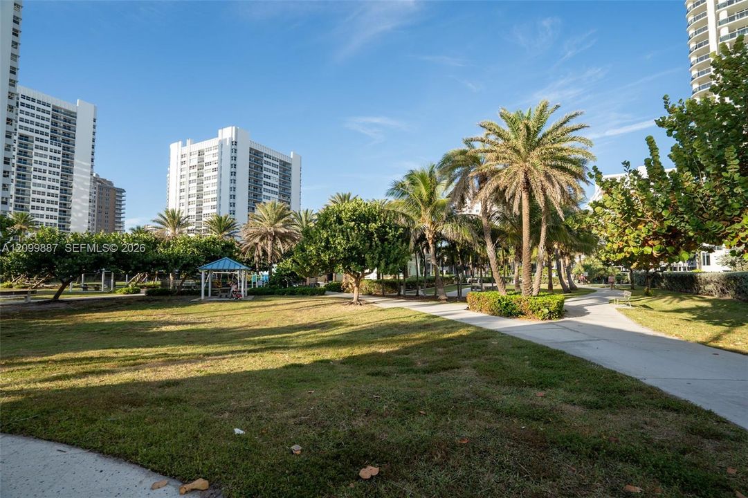 For Sale: $359,000 (2 beds, 2 baths, 1200 Square Feet)