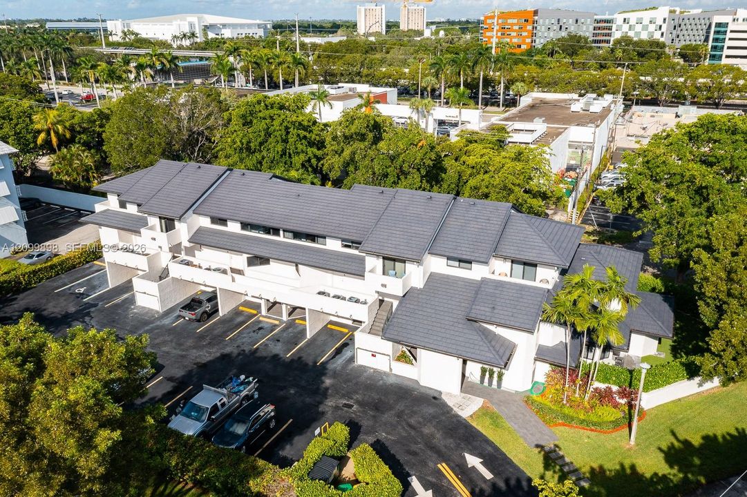 Look closely to the left and you can see the University Metro Rail Station as well as most of the University of Miami's main campus!