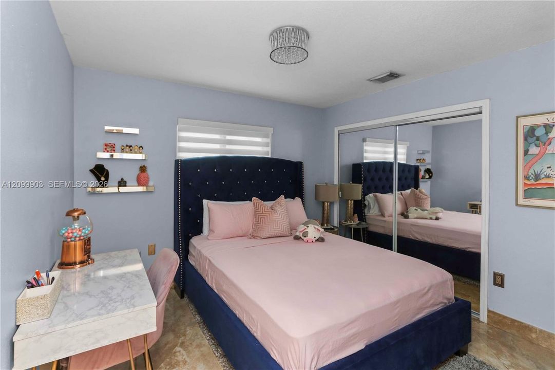 En Venta: $970,000 (3 camas, 2 baños, 1922 Pies cuadrados)