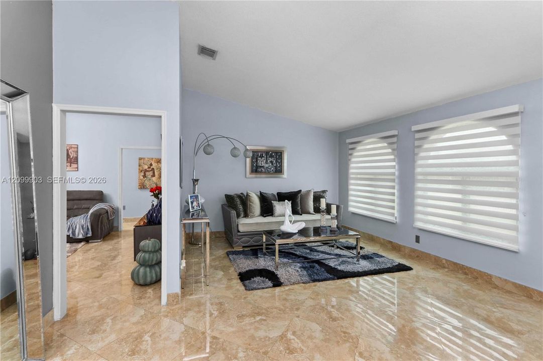 En Venta: $970,000 (3 camas, 2 baños, 1922 Pies cuadrados)