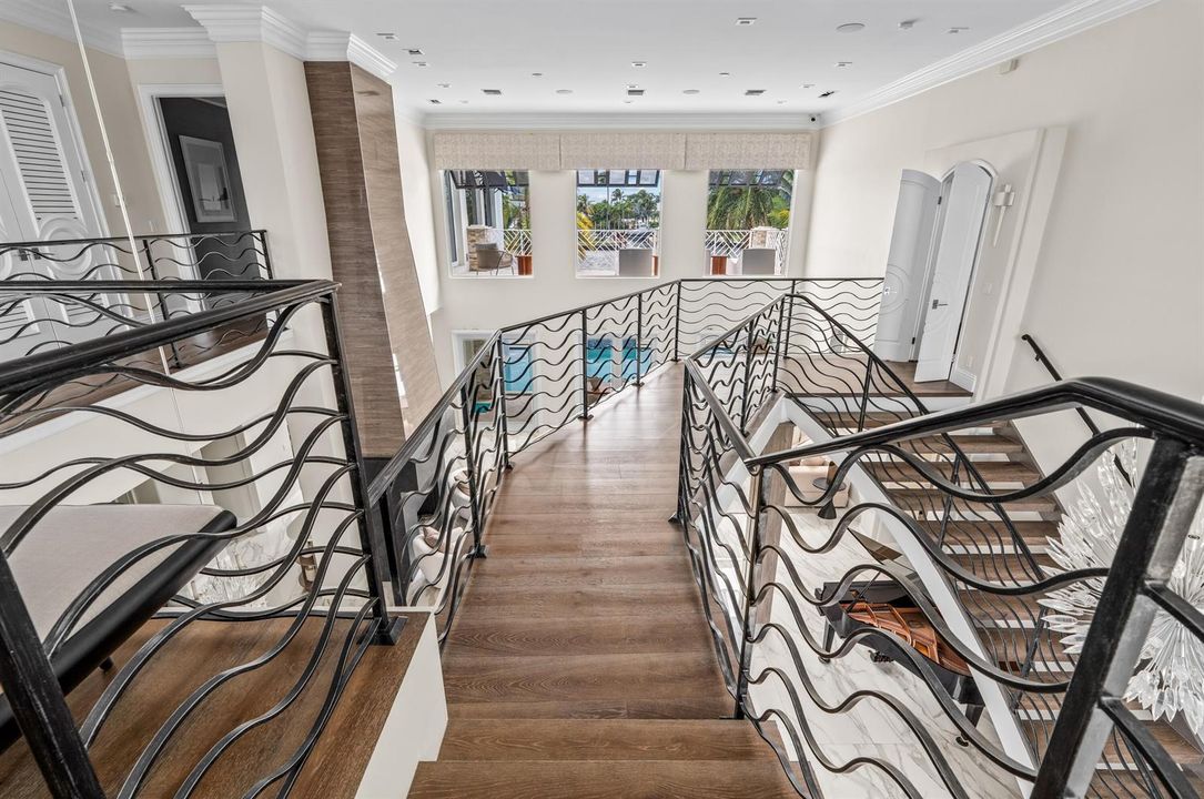 mls_STAIRS_LANDING