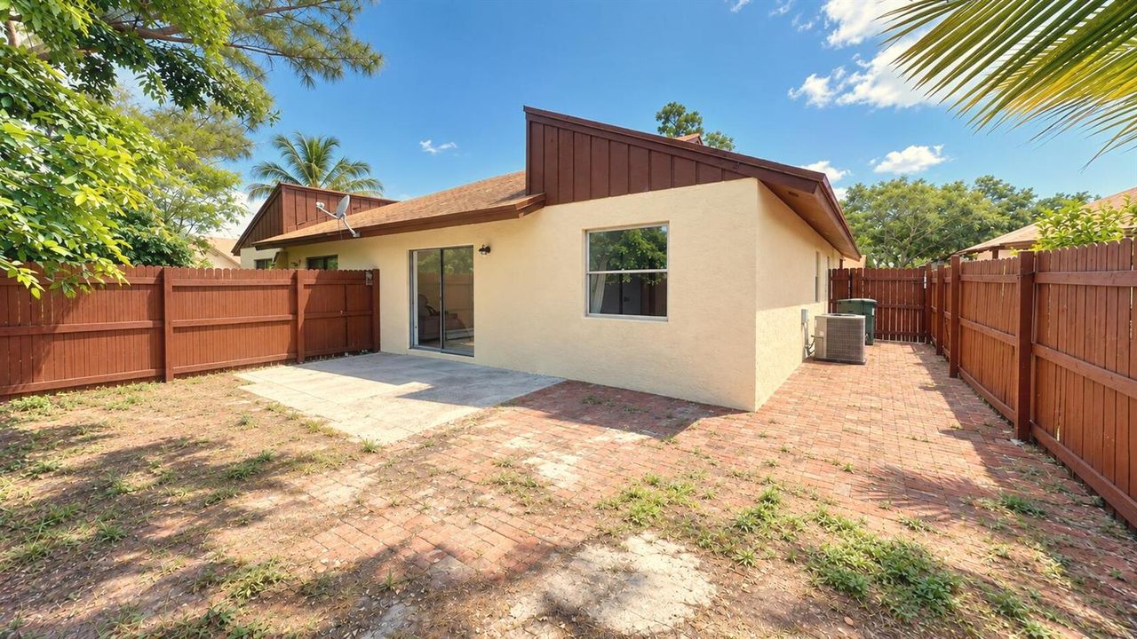 Sunny_Empty_Open-Plan_Florida_Interior