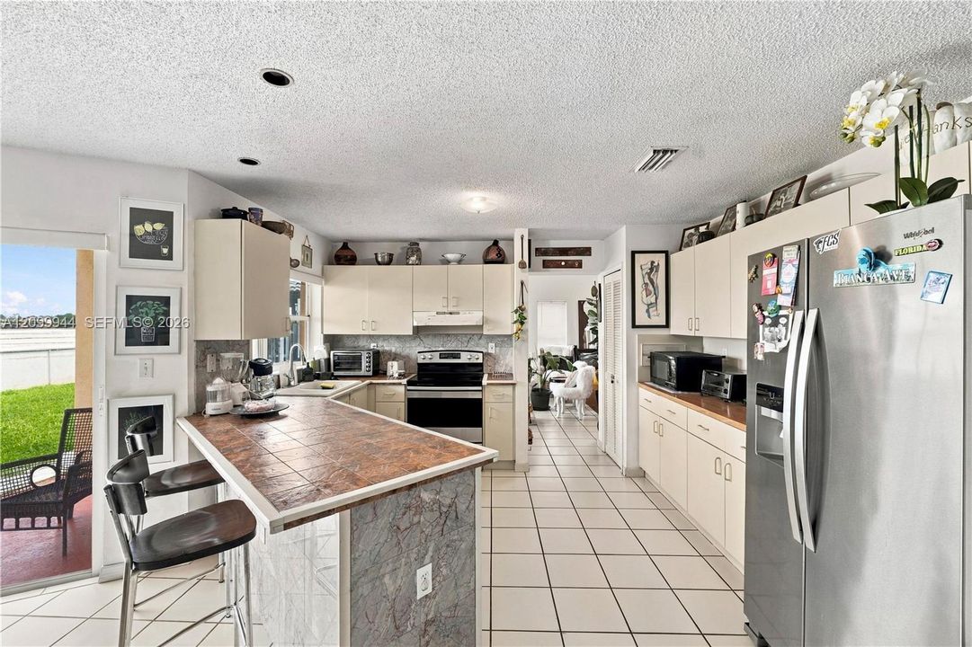 En Venta: $815,000 (4 camas, 3 baños, 2198 Pies cuadrados)