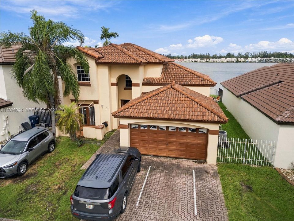 En Venta: $815,000 (4 camas, 3 baños, 2198 Pies cuadrados)