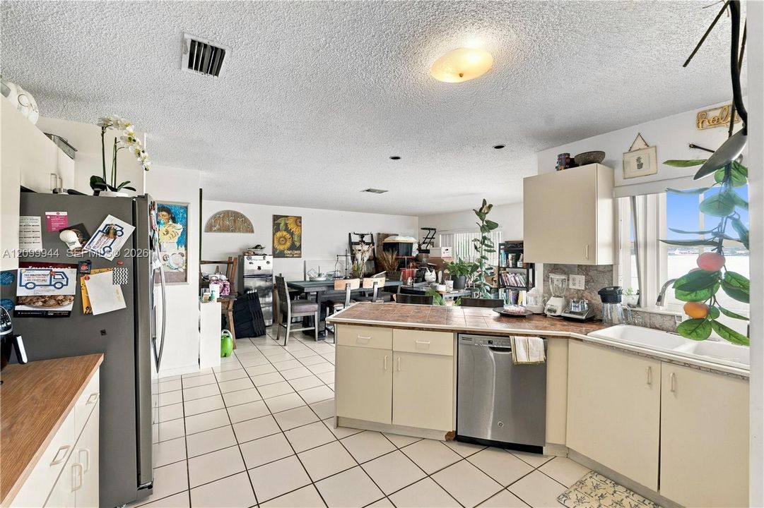 En Venta: $815,000 (4 camas, 3 baños, 2198 Pies cuadrados)