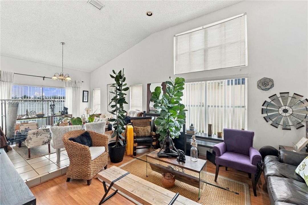 En Venta: $815,000 (4 camas, 3 baños, 2198 Pies cuadrados)