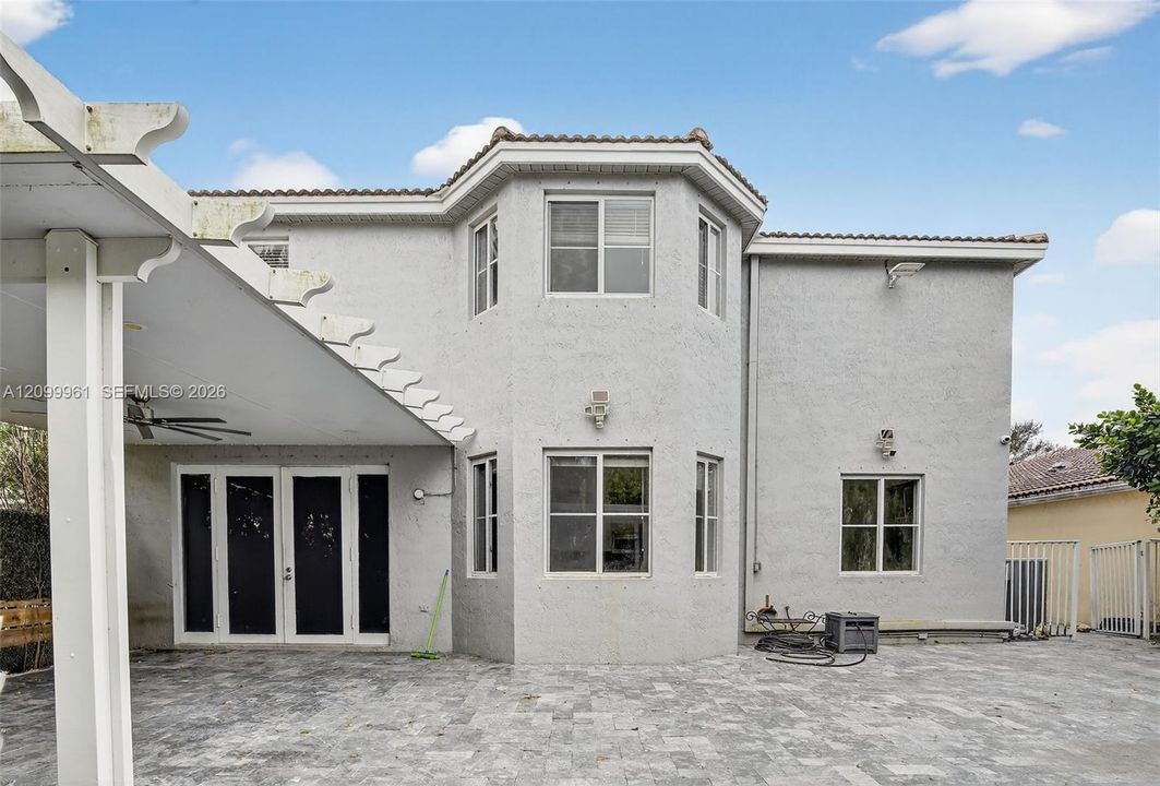 En Venta: $600,000 (4 camas, 2 baños, 2216 Pies cuadrados)