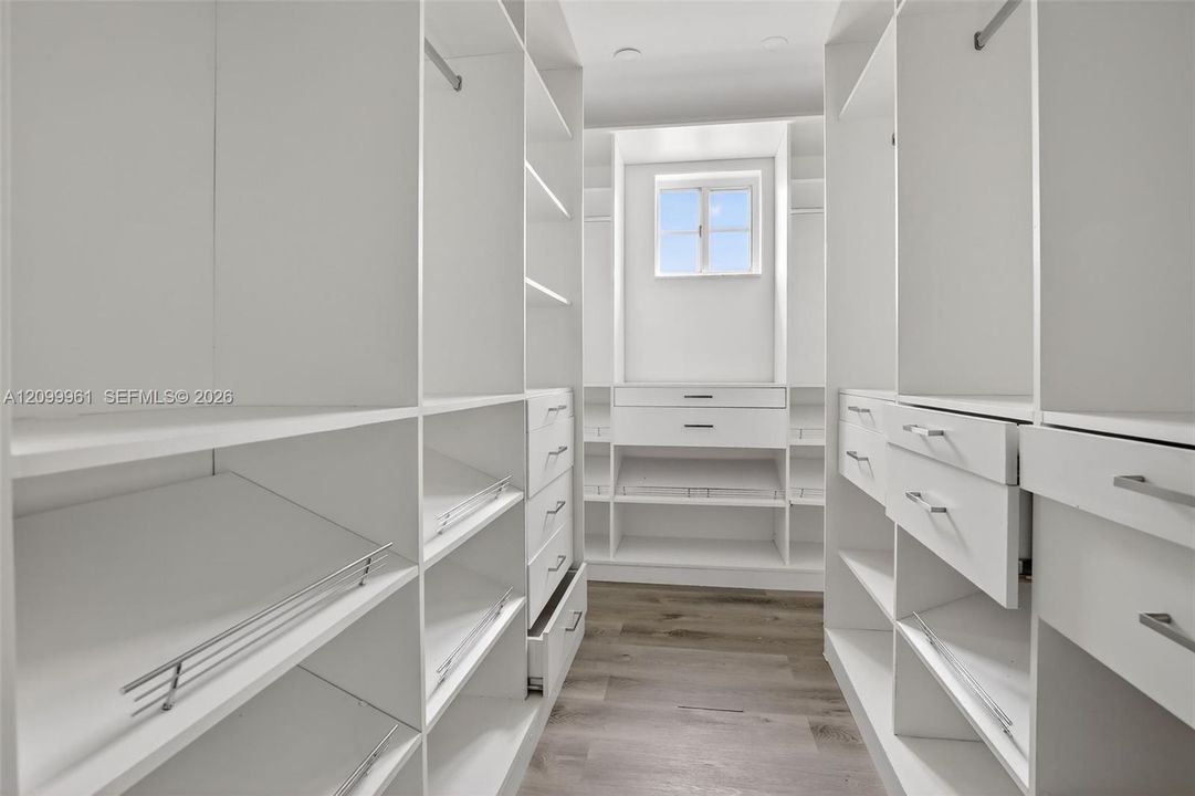 En Venta: $600,000 (4 camas, 2 baños, 2216 Pies cuadrados)