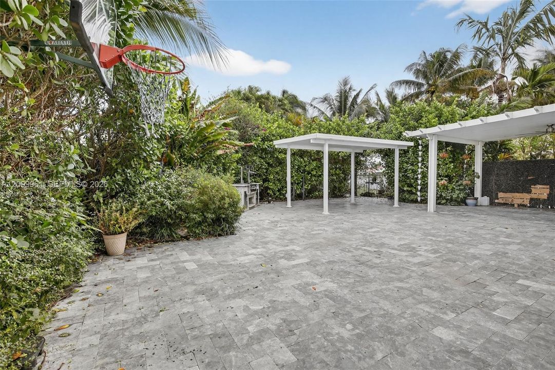 En Venta: $600,000 (4 camas, 2 baños, 2216 Pies cuadrados)