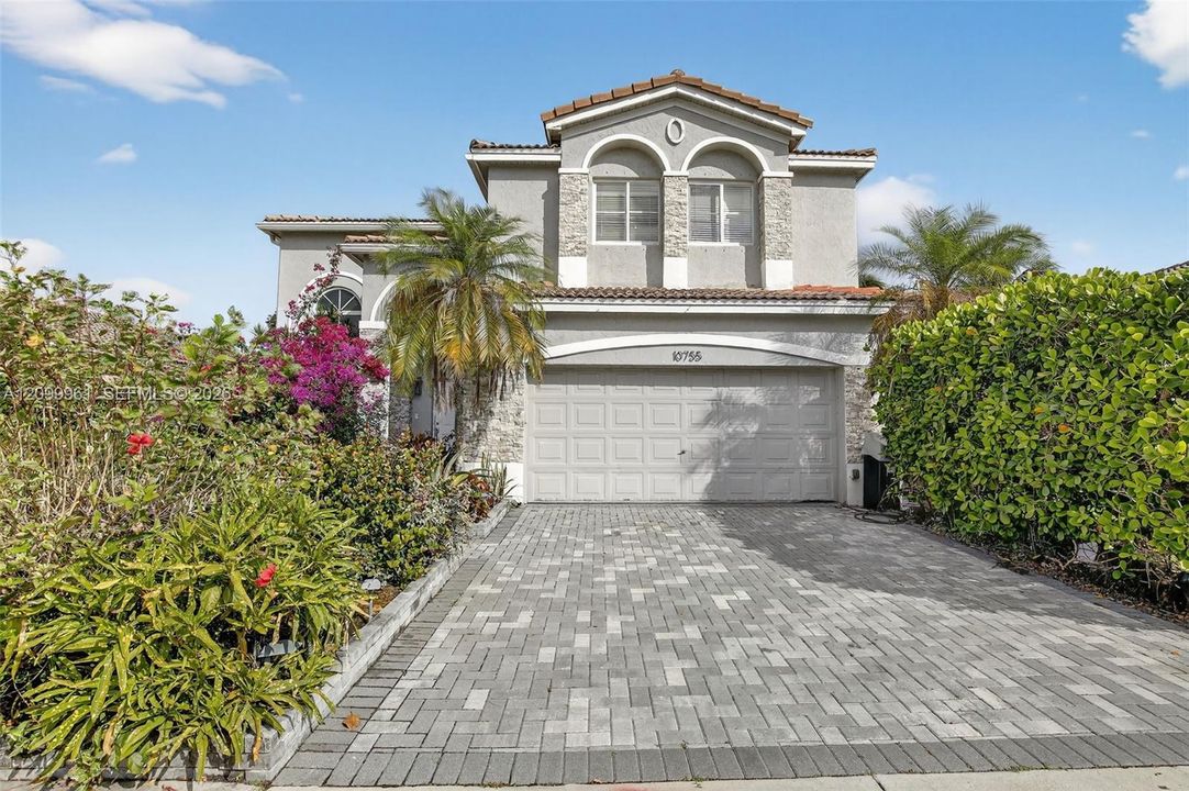 En Venta: $600,000 (4 camas, 2 baños, 2216 Pies cuadrados)