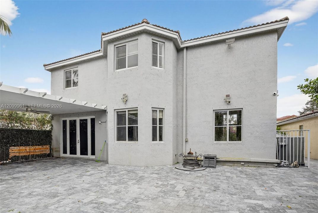 En Venta: $600,000 (4 camas, 2 baños, 2216 Pies cuadrados)