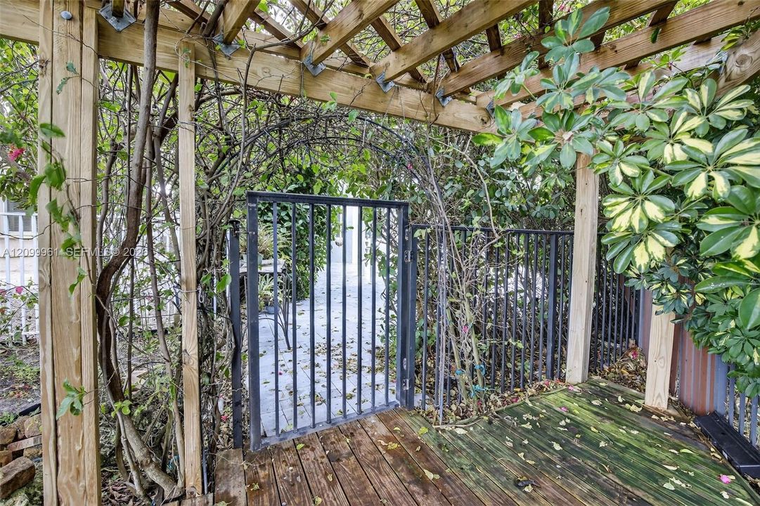 En Venta: $600,000 (4 camas, 2 baños, 2216 Pies cuadrados)