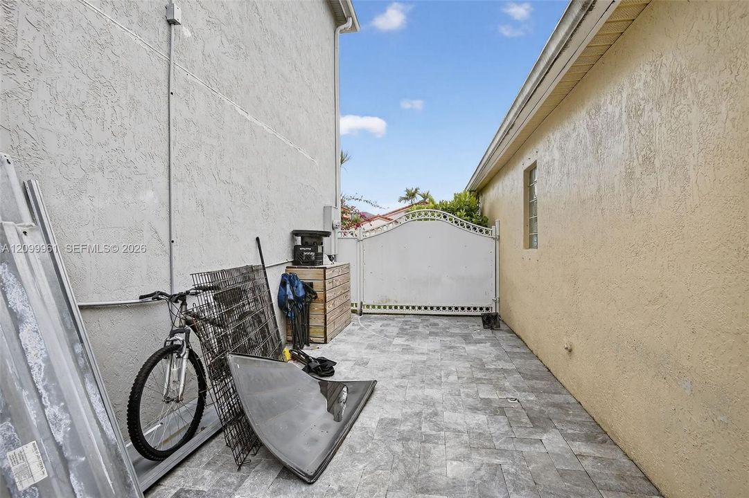 En Venta: $600,000 (4 camas, 2 baños, 2216 Pies cuadrados)