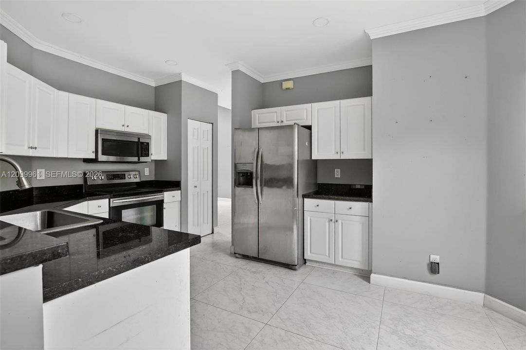 En Venta: $600,000 (4 camas, 2 baños, 2216 Pies cuadrados)