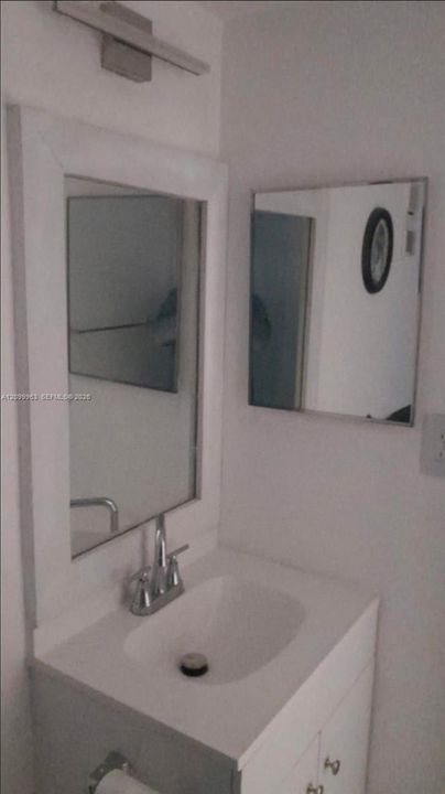 For Rent: $1,700 (1 beds, 1 baths, 728 Square Feet)