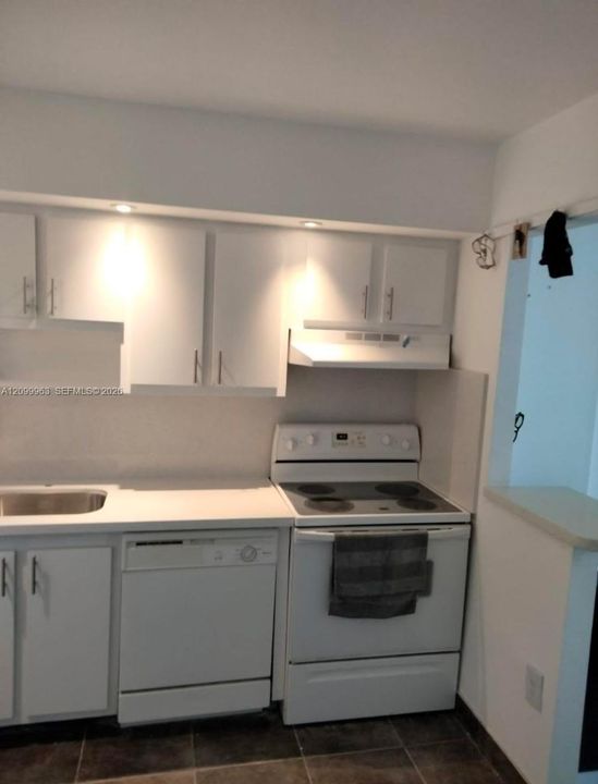 For Rent: $1,700 (1 beds, 1 baths, 728 Square Feet)